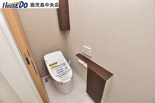 【1階トイレ】温水洗浄便座機能付きのトイレです！