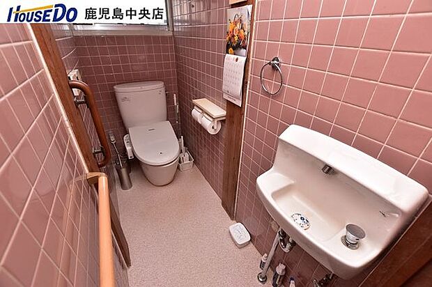 【トイレ】温水洗浄便座機能付きのトイレです！手洗い器付きです♪