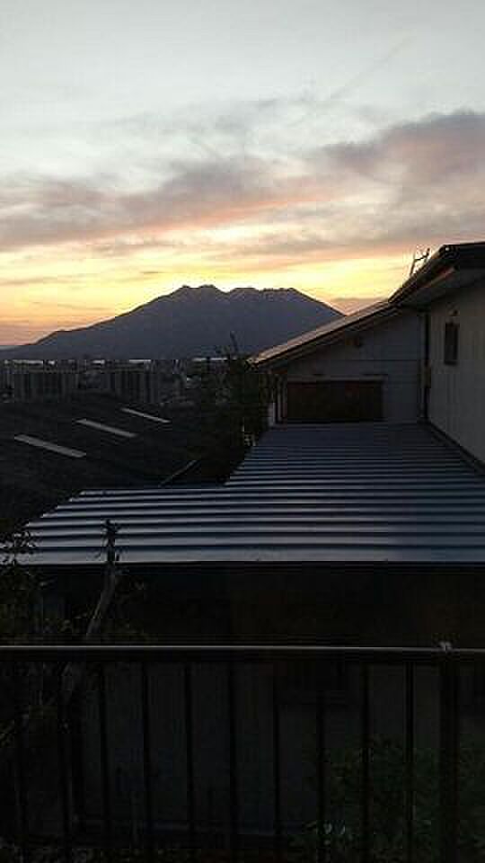【眺望】リビングからの眺望です！朝焼けの桜島を見ながら始まる一日♪