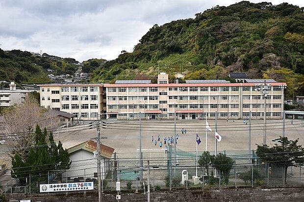 清水中学校【鹿児島市立清水中学校】は、稲荷町に位置する1947年創立の中学校です。令和3年度の生徒数は358人で、12クラスあります。校訓は「理想・根気・敬愛」です。 2070m