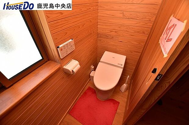 【1階トイレ】タンクレストイレで空間を広く利用できます♪温水洗浄便座機能付きです！