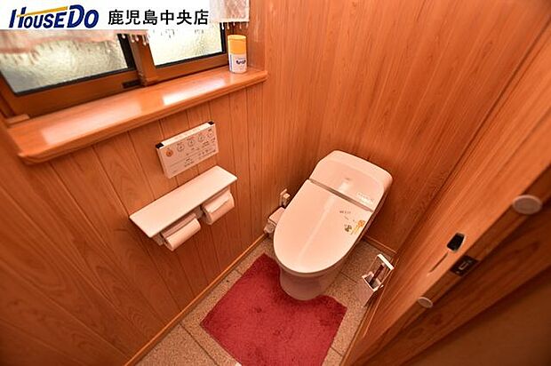 【2階トイレ】タンクレストイレで空間を広く利用できます♪温水洗浄便座機能付きです！