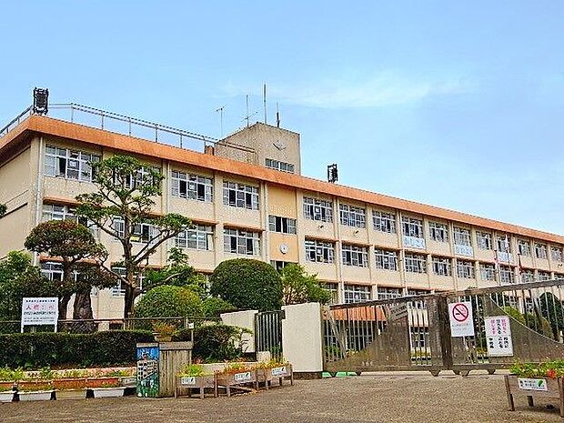 吉野東小学校【鹿児島市立吉野東小学校】は、吉野町に位置する1981年創立の小学校です。令和3年度の生徒数は1161人で、48クラスあります。校訓は「かしこく　なかよく　たくましく」です。 2050m