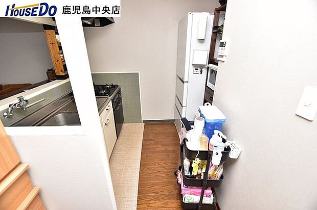 【キッチン】冷蔵庫を置いてもキッチンスペースは確保されています♪