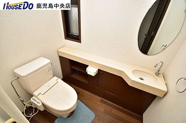 【1階トイレ】手洗い器付きの余裕のある広さのトイレです♪