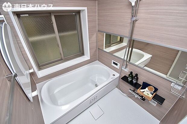 【浴室】浴室暖房乾燥機付きです！窓もあり自然換気もできます♪