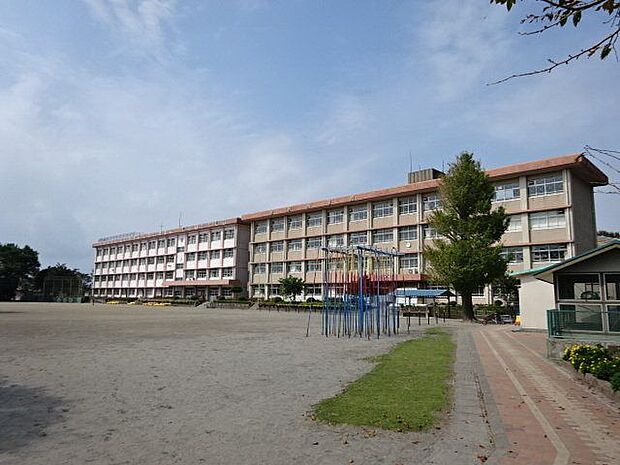 吉野小学校【鹿児島市立吉野小学校】は、吉野町に位置する1871年創立の小学校です。令和3年度の生徒数は1161人で、43クラスあります。 1630m