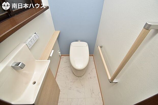 【トイレ】温水洗浄便座機能付きのタンクレストイレです！手洗い器付き♪