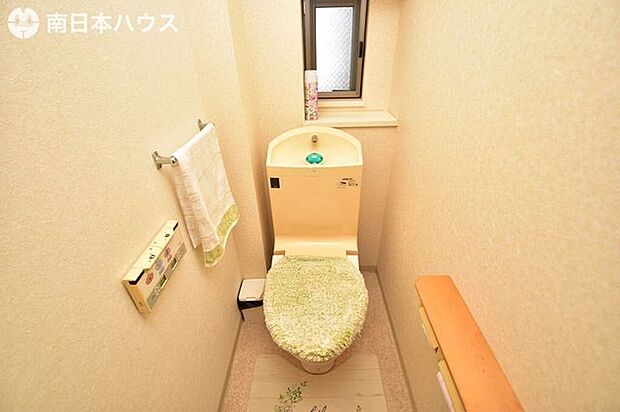 【トイレ】温水洗浄便座機能付きのトイレです！窓もあるので自然換気もできます♪