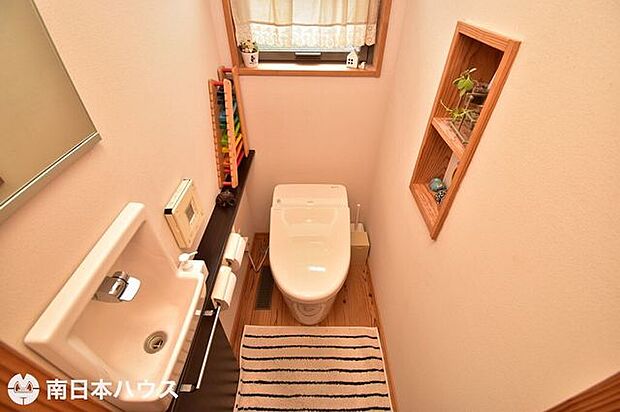【1階トイレ】温水洗浄便座機能付き！手洗い器も備えています♪