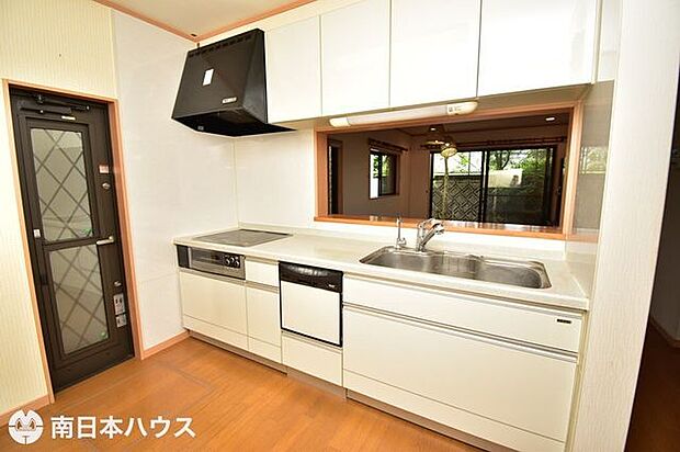 【キッチン】IHクッキングヒーター、食器洗浄乾燥機、吊り戸を備えた収納豊富なシステムキッチンです♪