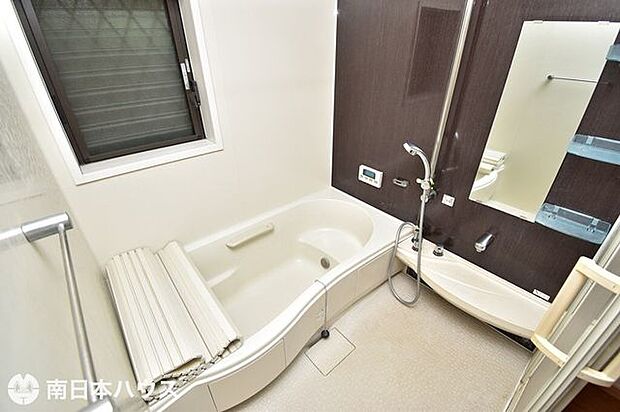 【浴室】浴室暖房乾燥機付きの浴室です！窓もあり自然換気もできます♪