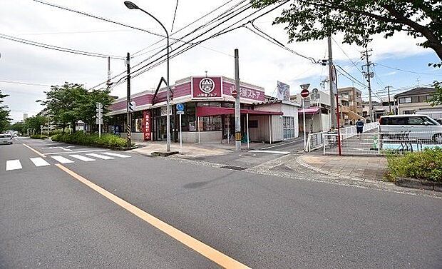 山形屋ストア紫原店【山形屋ストア紫原店】鹿児島市紫原6丁目にあるスーパーです。営業時間　9:30〜22:00店休日　1月1日設備　ベーカリーコーナー、ATM設置店舗 370m