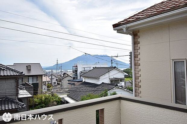 【眺望】北東向きのバルコニーからの眺望です！桜島が望めます♪