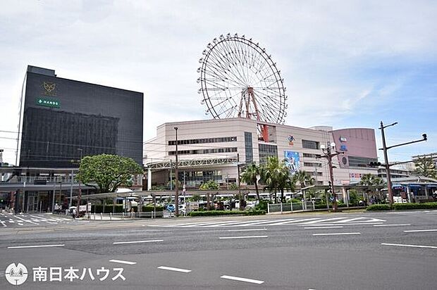 鹿児島中央駅【鹿児島中央駅】鹿児島中央駅は鹿児島市中央町にあるJR九州の駅です。市内のバス等の発着所となっているほか、路面電車の停留所もあり、鹿児島観光の拠点となっています。 530m