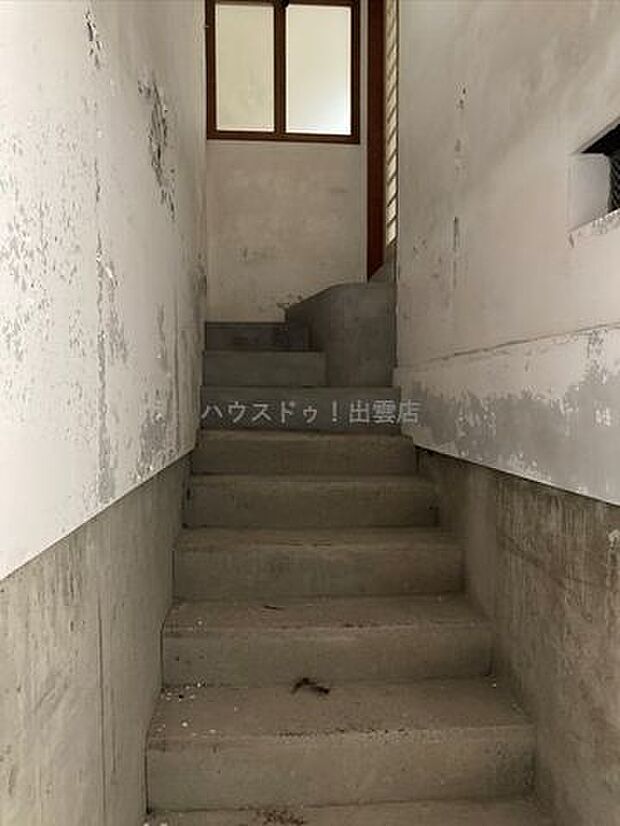2台目駐車スペースから室内へ続く階段の写真です。