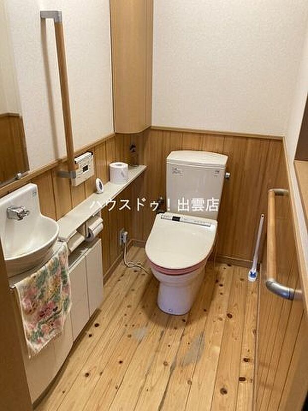 1階のトイレです。手すり付きでお子様からご年配の方まで使いやすく安心。
