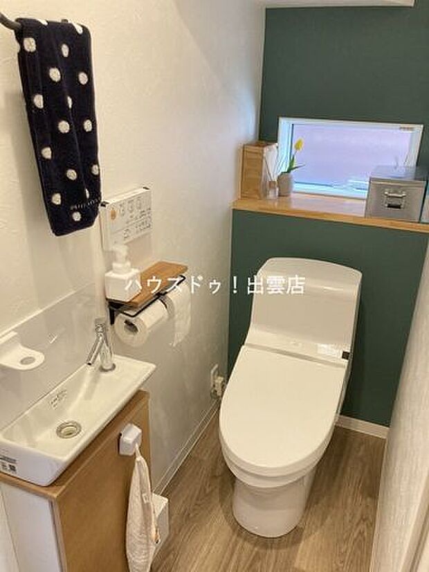 1階のトイレです。洗浄機能つき。手洗い器下には収納スペースも。トイレの後ろには小窓とカウンターがあります。