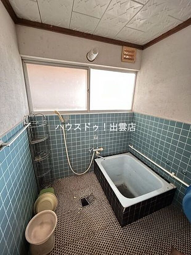 浴室はタイル仕様です。システムバスへのリフォームお見積もりも可能です。