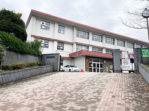 【篠崎中学校】小倉北区原町にある中学校です。高級マンションが建ち並ぶ地域にあります♪また塾が近くにあり、受験生にはありがたいですね♪ 1500m