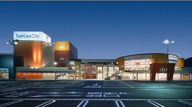 【サンリブシティ小倉】複合施設のショッピングセンターです。九州自動車道の小倉東インターから車で約7分の場所にあります。フードコート、衣料品店、雑貨店やスーパーが併設されています♪ 1100m