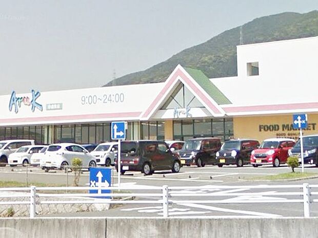 【アルク小倉東店】『ドッとあーるガーデン』内にあり、駐車場は広々していて2階にもあるので助かります。飲食店などもあり楽しんでお買い物をすることもできます♪ 1000m