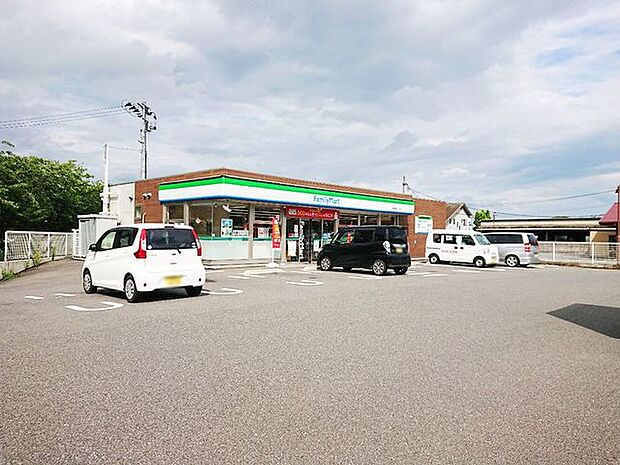【ファミリーマート小倉曽根バイパス店】バイパス沿いで大通りにあり、駐車場も広く大型トラックでもゆっくり入れます。利用のし易い立地にありますよ♪ 681m