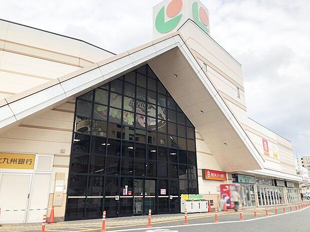 【マルショク富野店】北九州市小倉北区上富野2丁目にあるスーパーマーケットです。県道264号線の神幸町交差点角地にあるので、判りやすいです。駐車場も広く、利用しやすいです♪ 814m