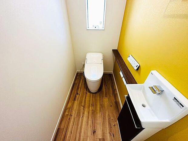 「タンクレストイレ」。掃除の手間が省ける実用性とアクセントクロスでお洒落を兼ね備えた空間です。