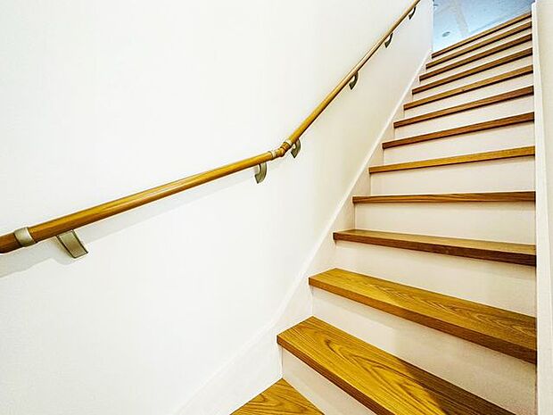 1階の階段を2階へと行くと、ロフトが登場。住まう人が多用途に使えるフリースペースです。