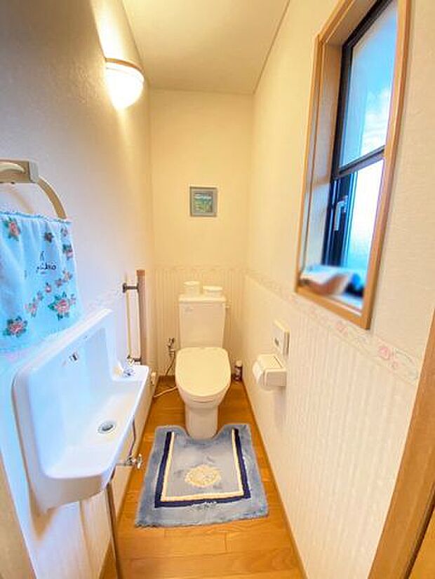 2階トイレ♪独立手洗い場もあります♪手摺もついています♪