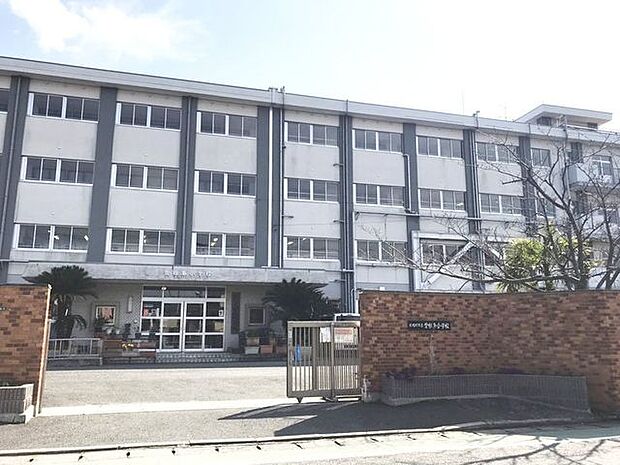 【曽根東小学校】北九州市の市街地より離れた小倉南区の南東部に位置しており、開港したばかりの新北九州空港を校舎から望むことができる小学校です。 1505m