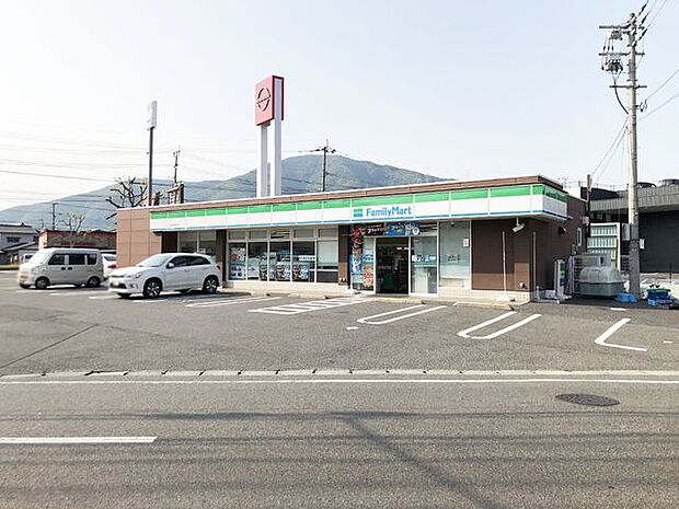 【ファミリーマート小倉田原新町店】国道25号線からの出入り口と51号線の出入り口の二つあり便利なコンビニです。駐車場が広く、入りやすく停めやすい駐車場があります♪ 425m