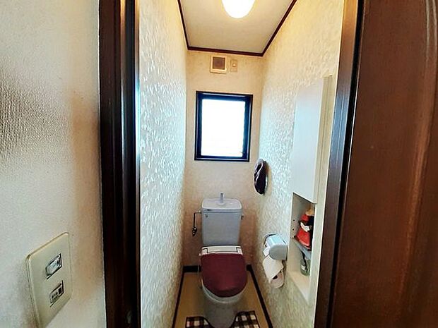 撮影　2022年　4月トイレは2ヶ所あるので、朝の混雑時に大活躍！バタバタ忙しい朝の身支度もスムーズに進みますね♪小窓がついて明るいトイレです！収納付トイレで便利です！