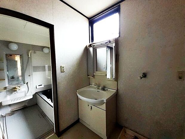 撮影　2023年　4月洗面脱衣室もゆったりの広さ。人気の三面鏡ドレッサーは、身支度に便利なだけでなく収納にも優れています♪