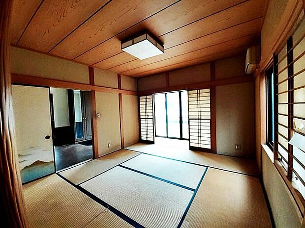 撮影　2023年　4月日本的な和室でゆっくり過ごせる空間です！■充分な広さの収納を備え、採光良好な和室は、快適空間です。