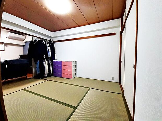 撮影　2023年　3月日本的な和室で畳の香りがリラックスできます。和室はお子様を一人で遊ばせていてもキッチンから確認できるので、安心ですね。