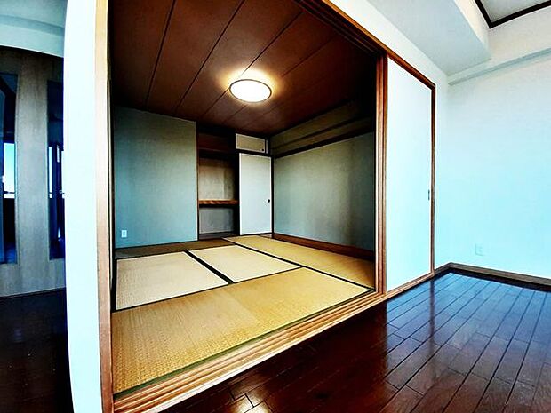 撮影　2023年　8月日本的な和室でゆっくり過ごせる空間です。充分な広さの収納を備え、採光良好な和室は、快適空間です。