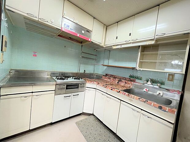 L字型のキッチンは作業スペースが広く、料理がしやすいです。
