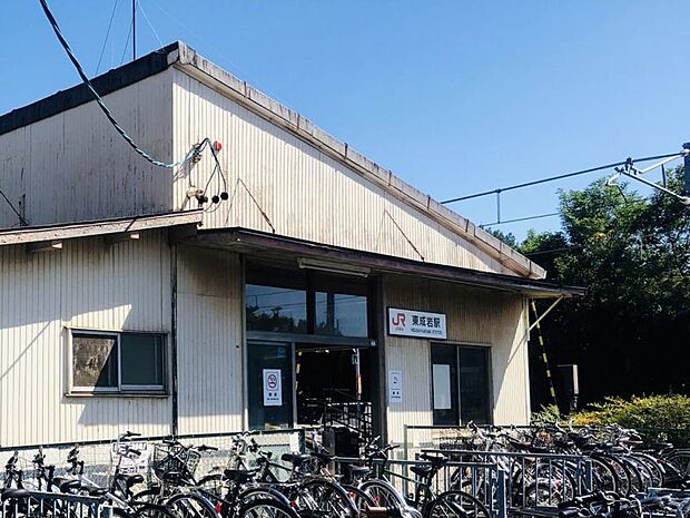 JR武豊線「東成岩」駅　徒歩約11分　約811ｍ島式ホーム1面2線の地上駅。JFEスチール（川崎製鉄）従業員を含め利用者は増加しているため、自動券売機・自動改札機が整備されています。