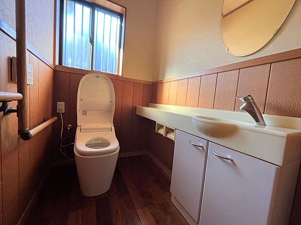 1階トイレ。収納や、コンパクトながらも手洗い台が付いているのは嬉しいポイントです。