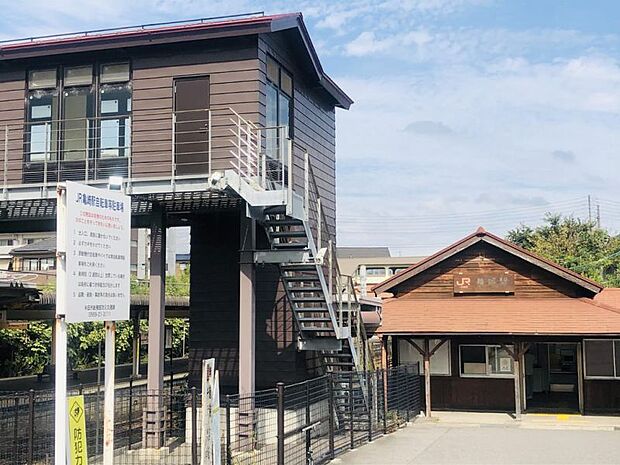 JR武豊線「亀崎」駅　徒歩約17分　約1200ｍ「日本最古の現役駅舎」と紹介される無人駅。自動券売機・自動改札機が整備されています。