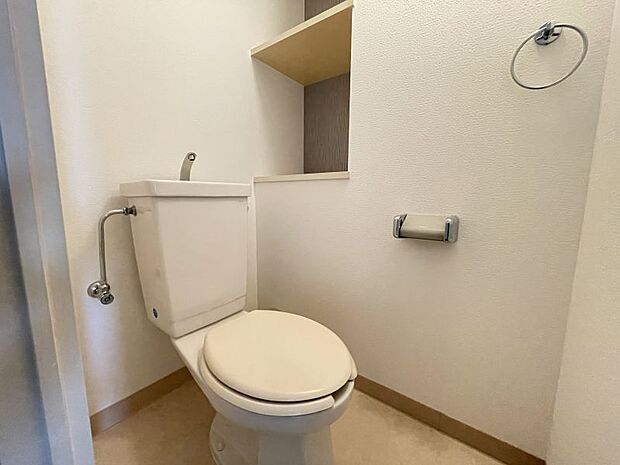 壁面収納付きで綺麗なトイレを保てます♪