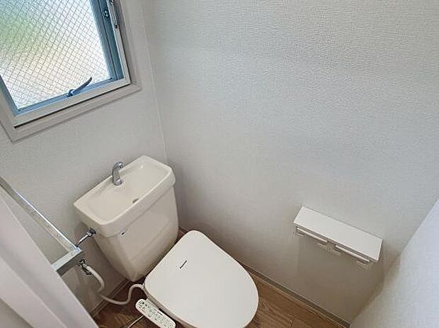 温水洗浄便座のトイレは、バストイレ別の落ち着いた空間です。