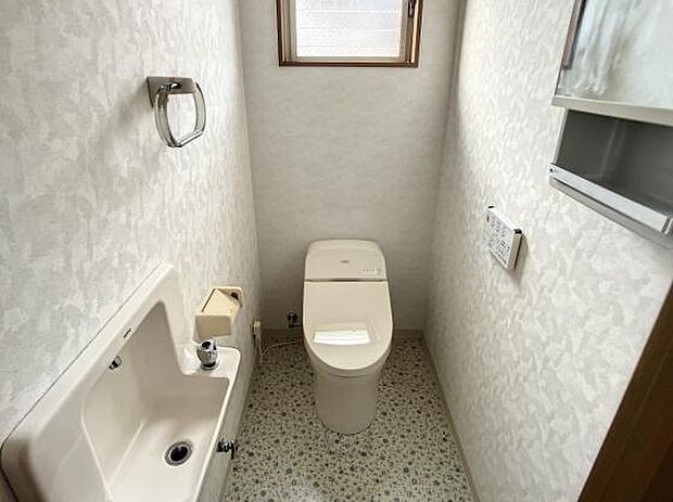 窓付きの明るい2階トイレ