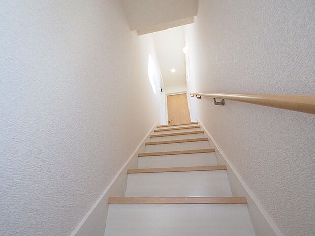 階段にはつかまりながら上り下りができるよう手すりが設けられております。お子様やご年配の方の安全にも配慮した造りです。