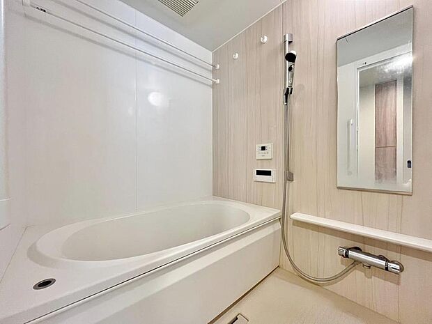 心地よいバスタイムを演出する浴室はゆとりあるサイズを採用。保温機能付き、汚れをはじく有機ガラス系の新素材を採用した浴室。美しく機能的な設備を採用。