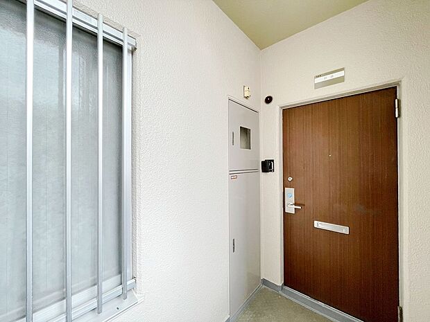 おもてなしは玄関から、家の顔となる玄関は、格調高いデザイン性が求められます。玄関扉は、高級感と防犯性に優れた玄関ドアを標準装備。