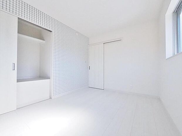 白を基調とした部屋は、部屋をより広く見せてくれます。光を反射するので部屋を明るく美しく見せる効果もあります。また、家具の色で部屋の雰囲気を自分のカラーにつくり上げることもできます。