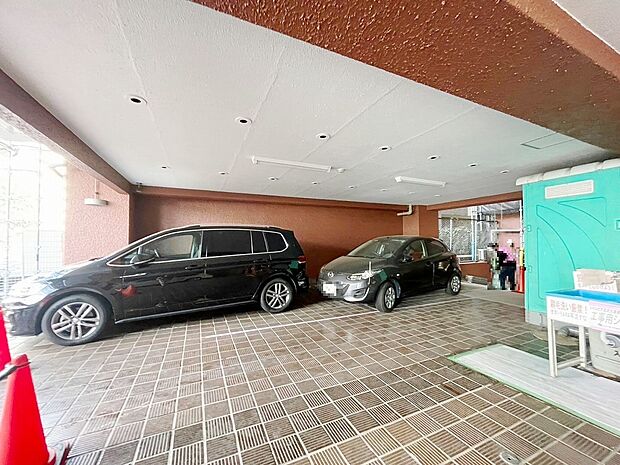 お車をお持ちの方には嬉しいゆったりとした駐車スペースを確保いたしました。大きめのお車でも駐車可能です。空き状況はご確認ください。
